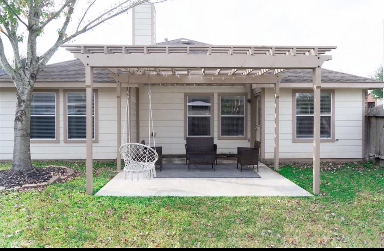 21942 Gosling Cedar Place Spring, TX 77388 - Photo 4 of 40 a front view of a house with garden