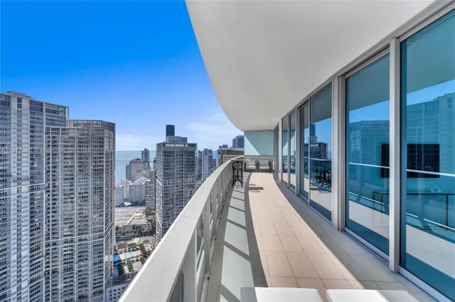 a view of an outdoor space sitting space