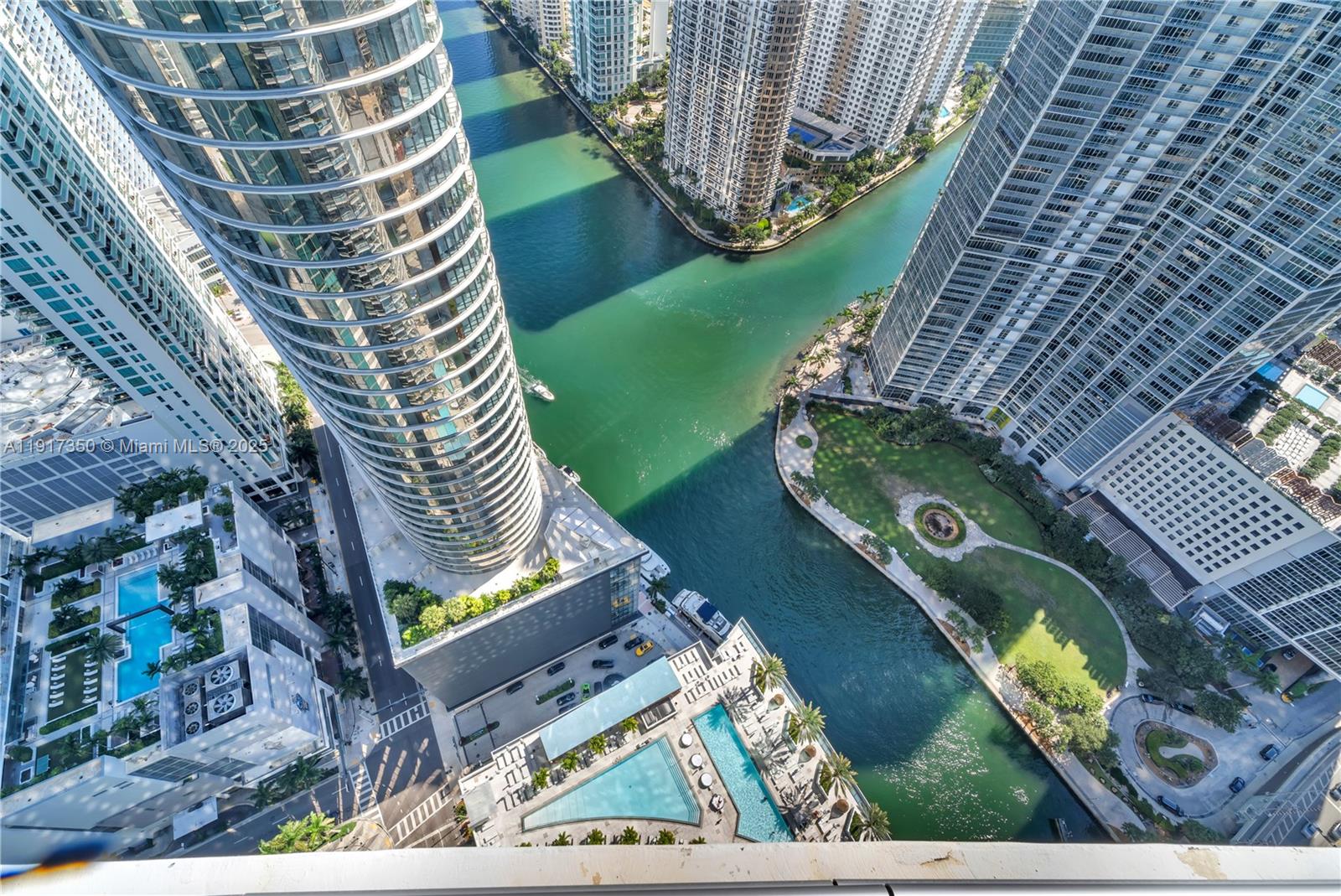 200 Biscayne Blvd Way, Unit 5103 Miami, FL 33131 - Photo 24 of 32 a view of an outdoor space sitting space