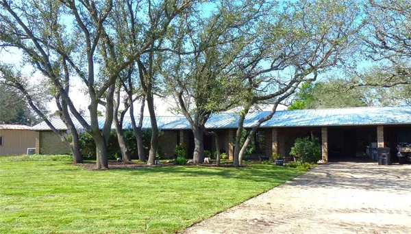 $299,500 | 135 Lakeview Drive, Brady, TX 76825