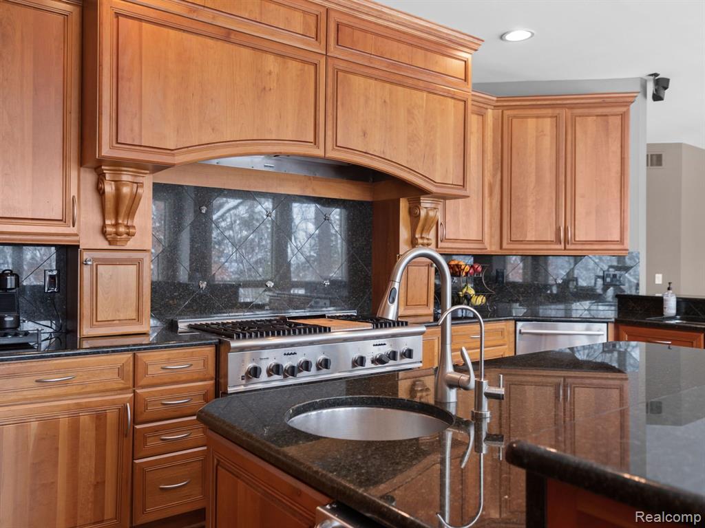 4880 Dow Ridge Road West Bloomfield, MI 48324 - Photo 10 of 34