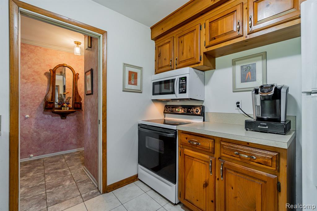 28012 Ridgebrook Road Farmington Hills, MI 48334 - Photo 11 of 43