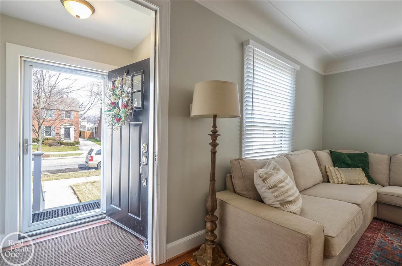 1753 Hampton Road Grosse Pointe Woods, MI 48236 - Photo 4 of 29