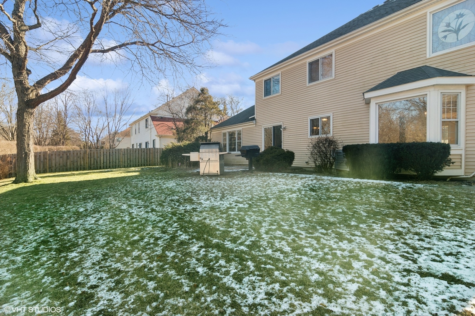 642 Raintree Road Buffalo Grove, IL 60089 - Photo 23 of 28 a backyard of a house with table and chairs