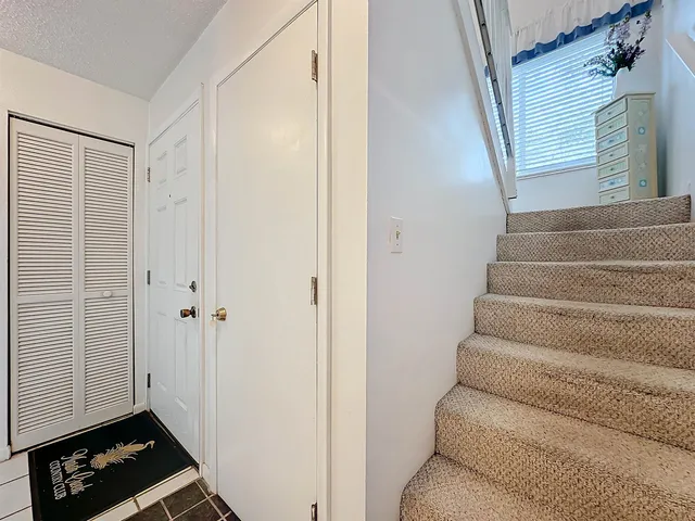 a view of entryway with bedroom