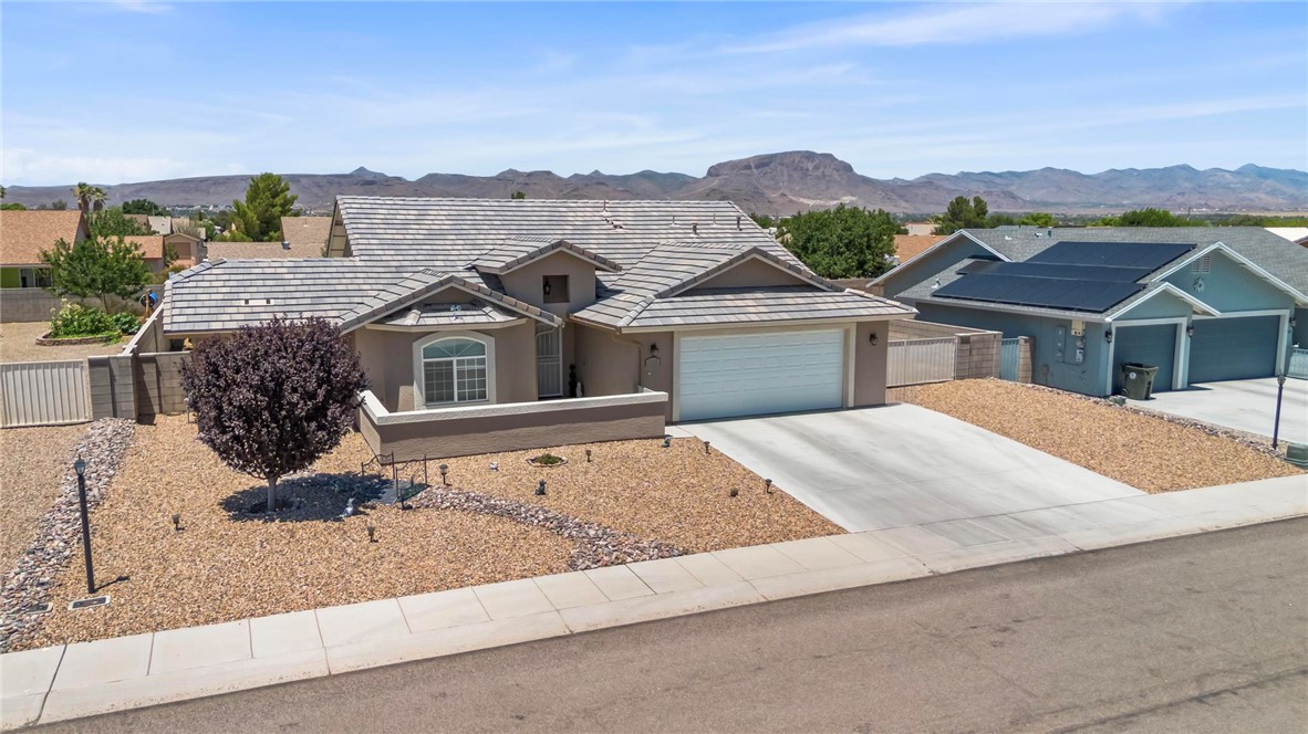 3897 Easy Street Kingman, AZ 86409 - Photo 44 of 53 a front view of a house with a yard
