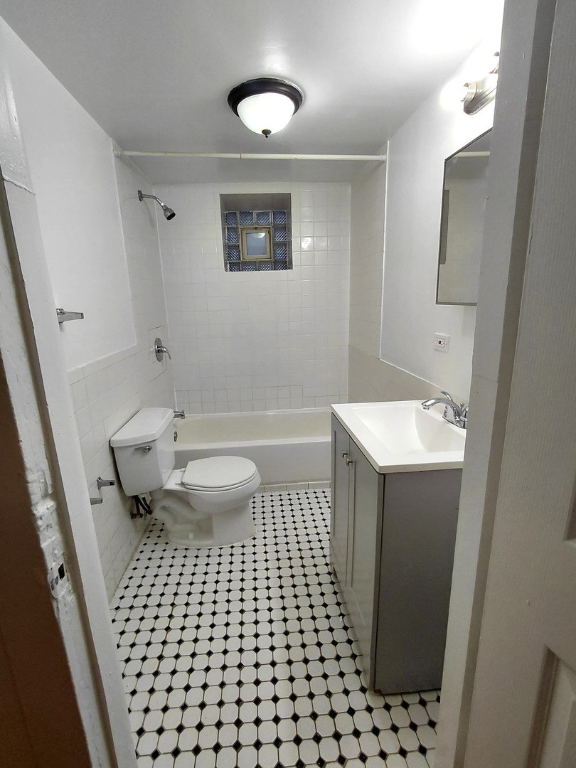 2215 South Albany Avenue, Unit 1F Chicago, IL 60623 - Photo 9 of 19