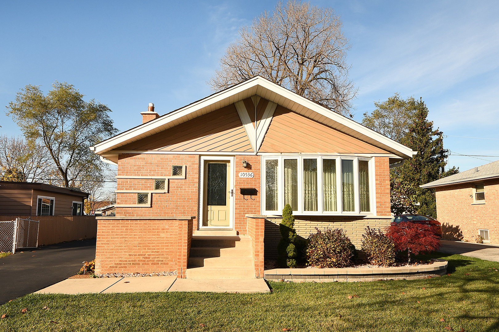 10536 Oak Avenue Chicago Ridge, IL 60415 - Photo 1 of 26 a view of a yard in front of house