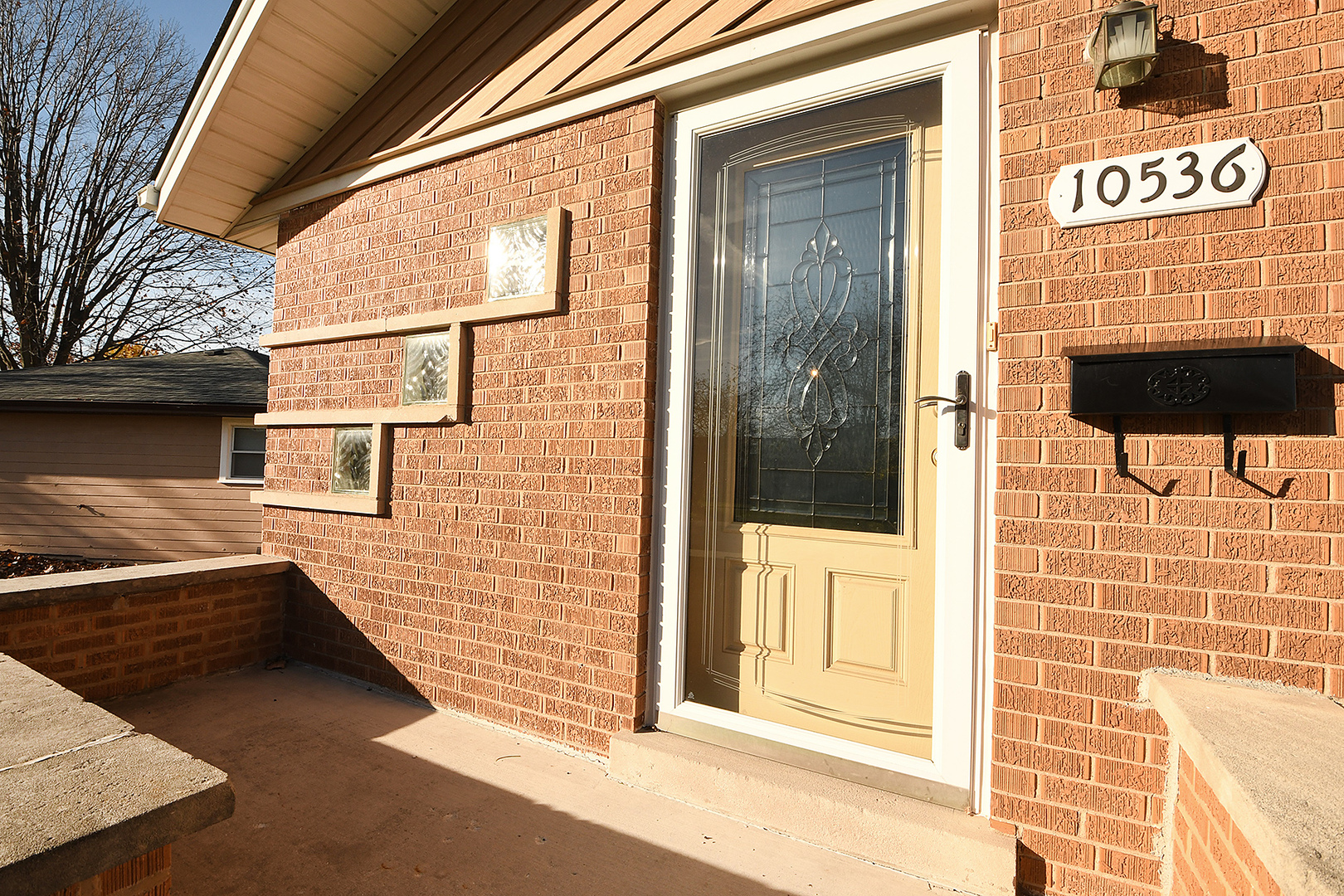 10536 Oak Avenue Chicago Ridge, IL 60415 - Photo 5 of 26 a view of a door of the house