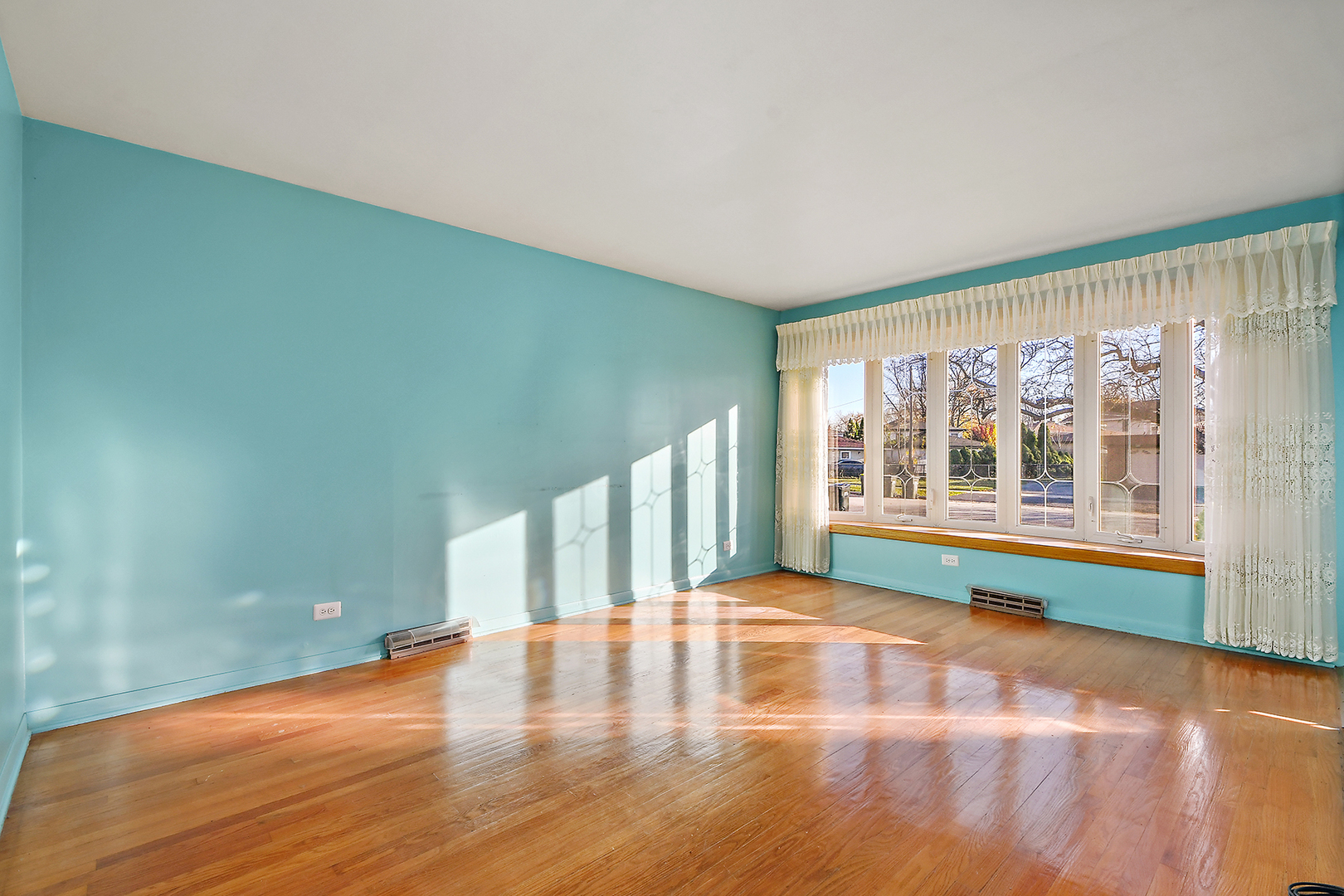 10536 Oak Avenue Chicago Ridge, IL 60415 - Photo 6 of 26 a view of an empty room with window