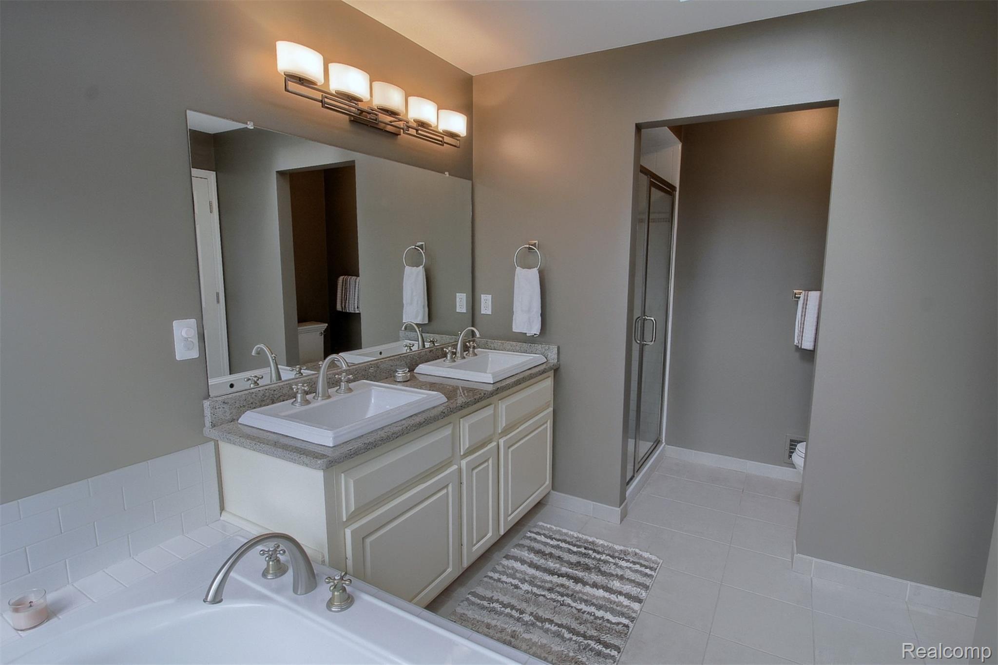1229 Tulberry Circle Rochester, MI 48306 - Photo 20 of 36 20-Master Bathroom 2nd View.jpg