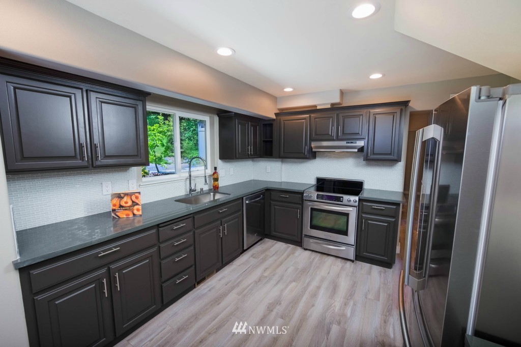 15766 Mountain View Road Mount Vernon, WA 98274 - Photo 3 of 20 Gallery Image 3