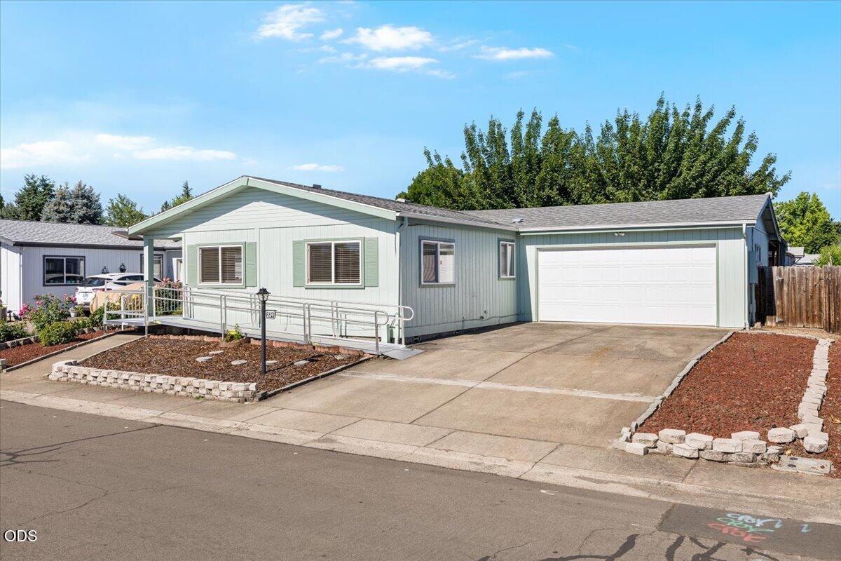 555 Freeman Road, Unit 234 Central Point, OR 97502 - Photo 3 of 24