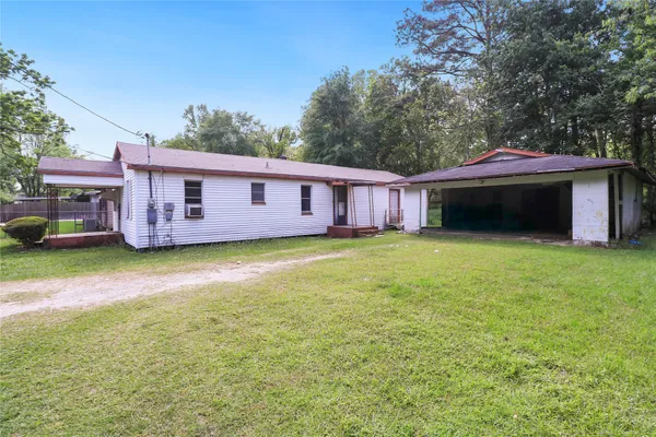 a view of a house with backyard and porch