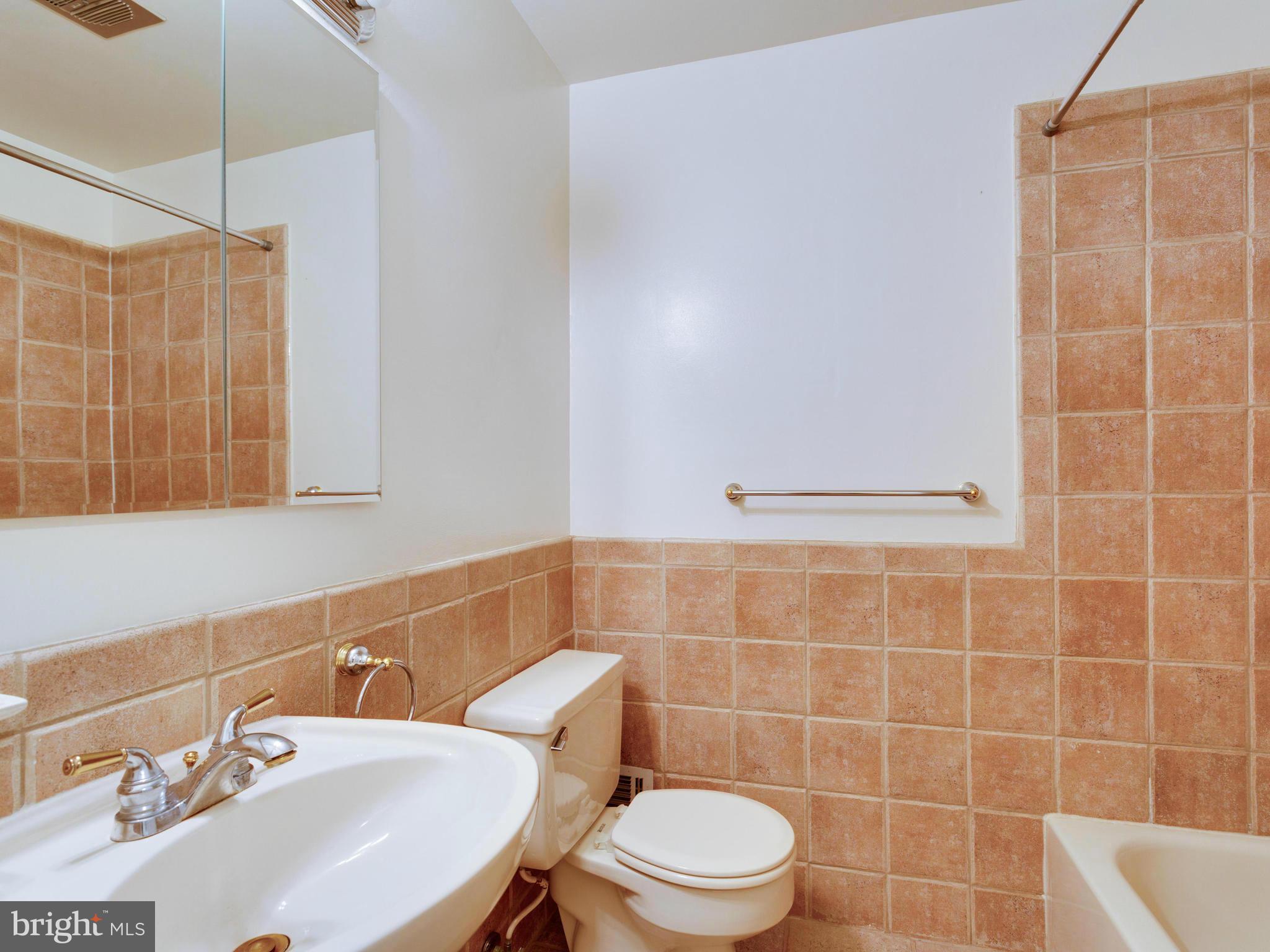 5515 Yorkshire Street Springfield, VA 22151 - Photo 14 of 26 Bath