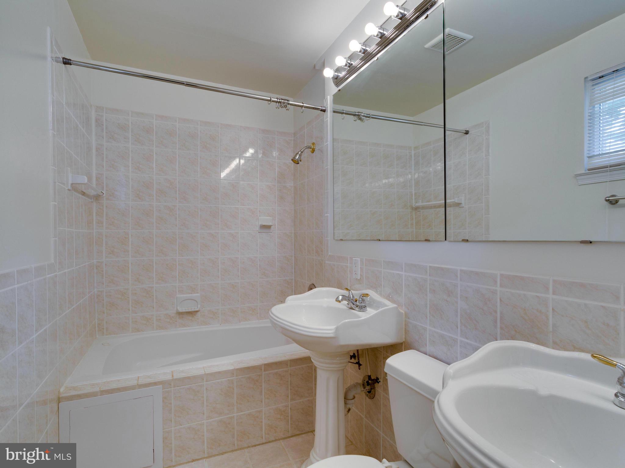 5515 Yorkshire Street Springfield, VA 22151 - Photo 17 of 26 Bath (Master)
