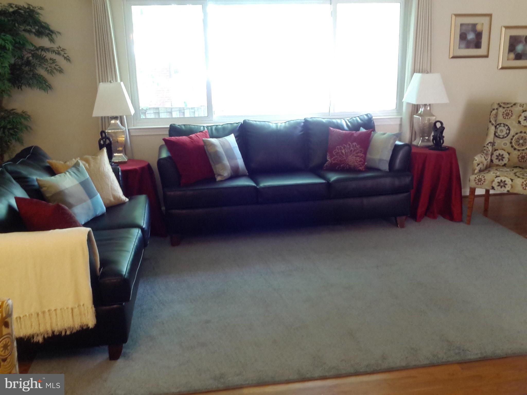 5515 Yorkshire Street Springfield, VA 22151 - Photo 9 of 26 Living Room