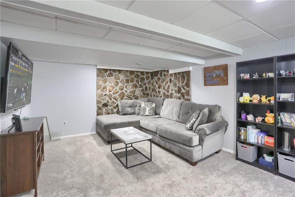 443 Tivoli Road Pittsburgh, PA 15239 - Photo 3 of 22 Gallery Image 3