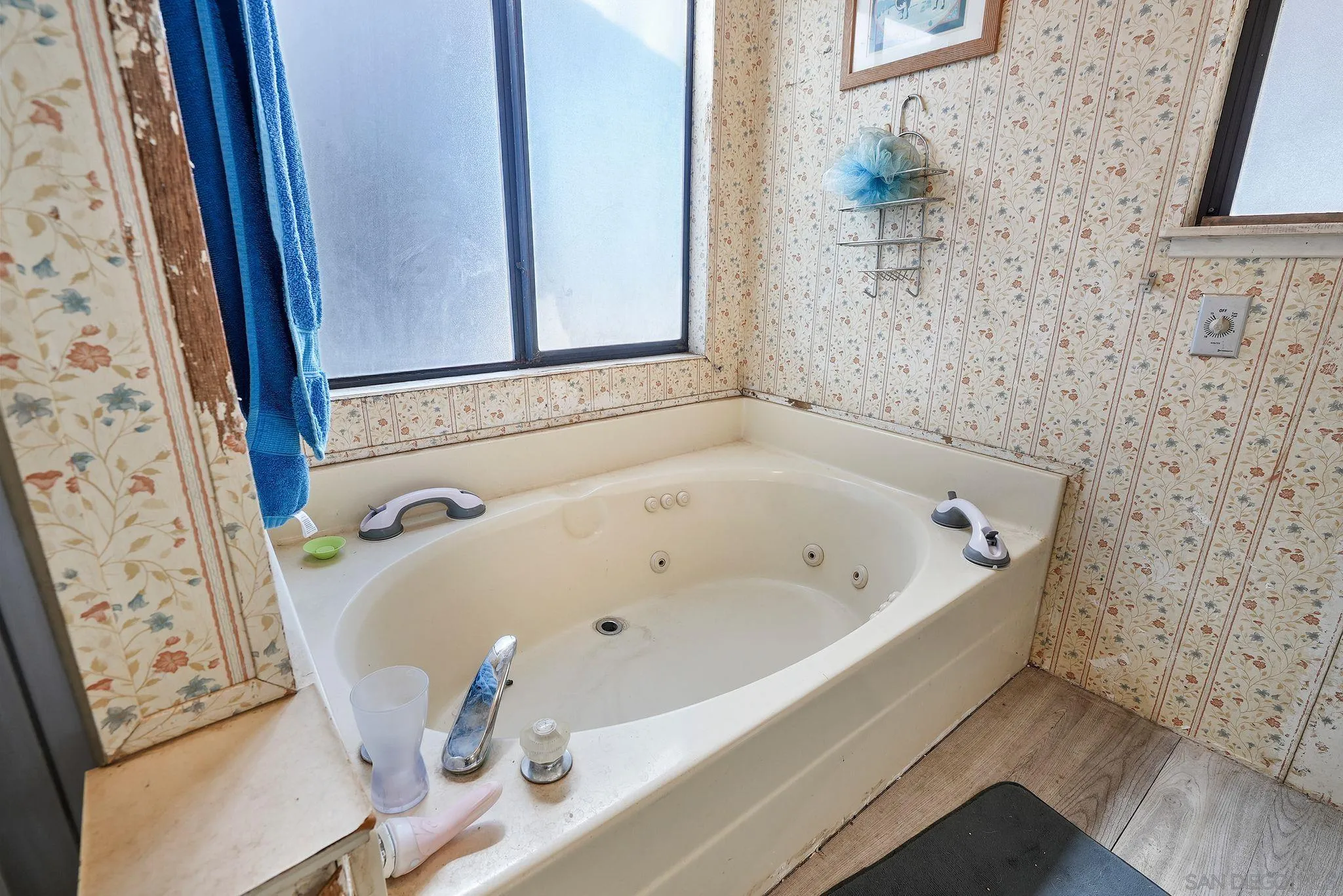 1070 Harris Ranch Road Potrero, CA 91963 - Photo 25 of 58 a bathroom with a tub sink and mirror