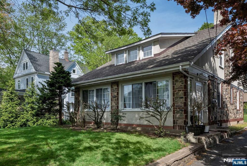 211 Kenilworth Road Ridgewood, NJ 07450 - Photo 2 of 15