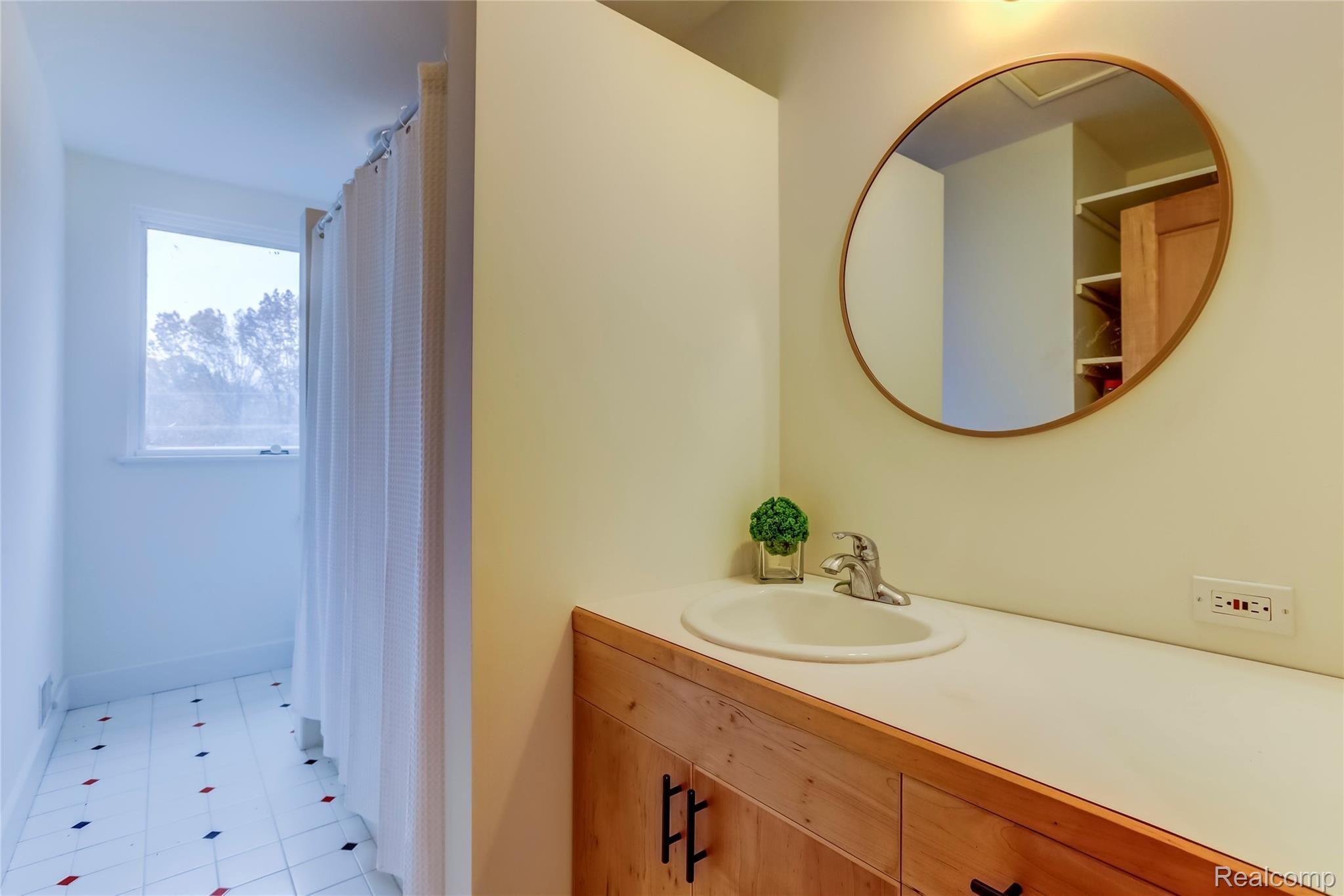 1287 North Kellogg Road Howell, MI 48843 - Photo 28 of 41 Full bathroom on second floor with storage and large window
