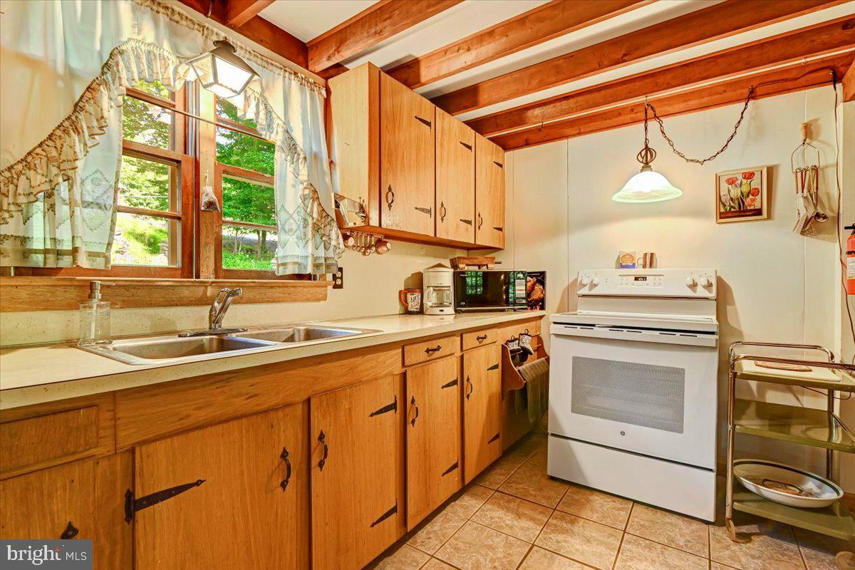 112 Beechwood Cove Road Greentown, PA 18426 - Photo 13 of 59 a kitchen that has a sink and a stove