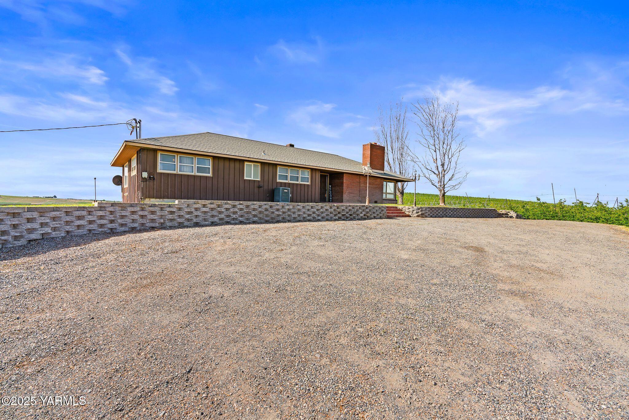 3090 Lombard Loop Road Wapato, WA 98951 - Photo 3 of 44 a front view of a house with a yard
