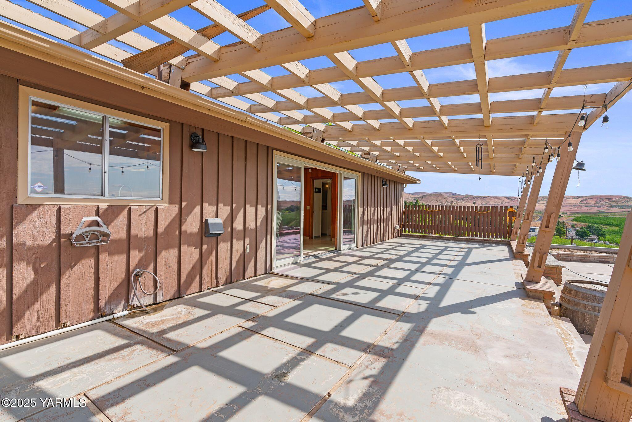 3090 Lombard Loop Road Wapato, WA 98951 - Photo 31 of 44 a bedroom with a bed and a large window