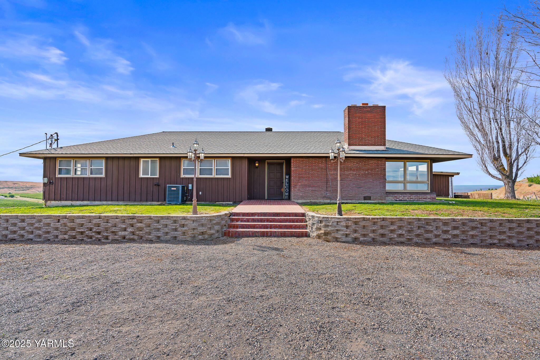3090 Lombard Loop Road Wapato, WA 98951 - Photo 5 of 44 a front view of a house with a garden