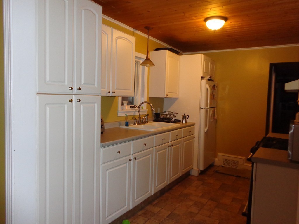 454 Westfield Road Holyoke, MA 01040 - Photo 3 of 24 Gallery Image 3