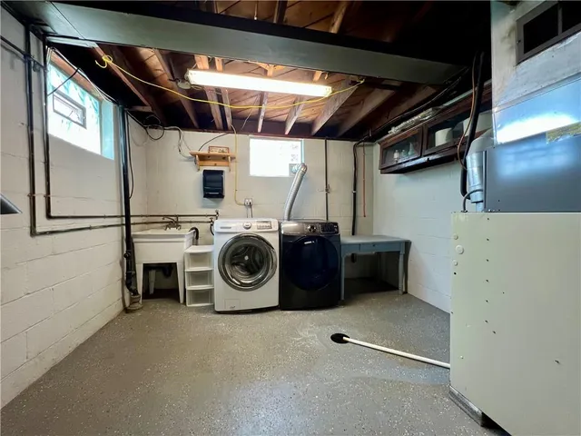 a view of a big room with closet