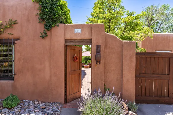 $542,000 | 985 Agua Fria Street, Unit 101, Santa Fe, NM 87501