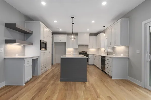 $589,900 | 820 Southeast Partridge Lane, Blue Springs, MO 64014