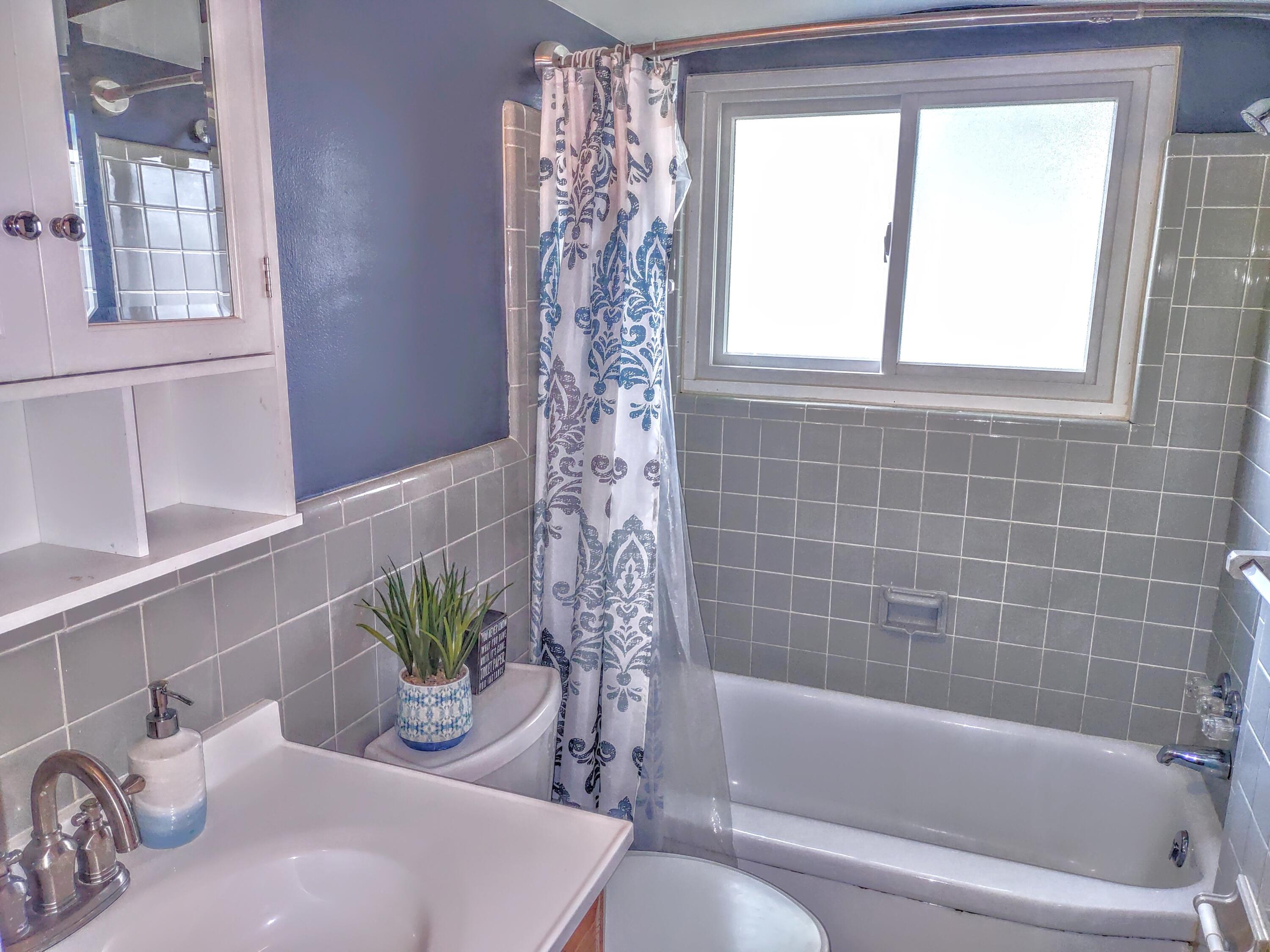 2410 Middlefield Road Trenton, MI 48183 - Photo 23 of 44 23 - Bathroom