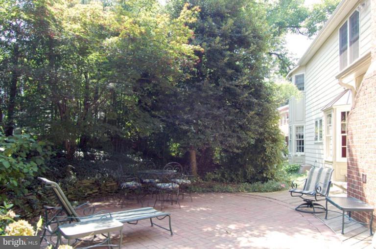 3731 North Glebe Road Arlington, VA 22207 - Photo 15 of 27 a view of backyard with outdoor seating and trees
