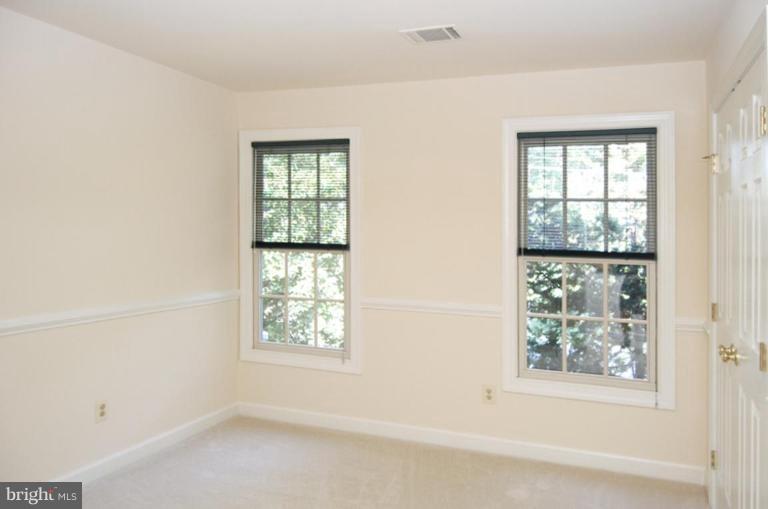 3731 North Glebe Road Arlington, VA 22207 - Photo 24 of 27 an empty room with a window