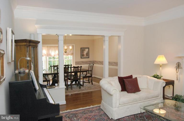 3731 North Glebe Road Arlington, VA 22207 - Photo 5 of 27 a living room with furniture and a dining table