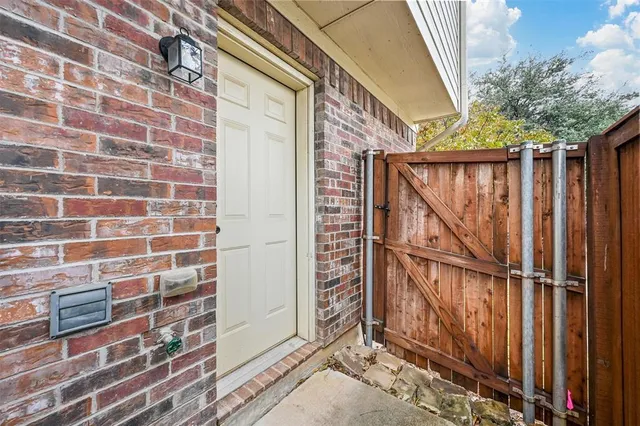 $1,695 | 914 East Glenn Crossett Street, Arlington, TX 76010