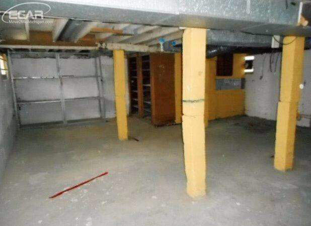 2502 Branch Road Flint, MI 48506 - Photo 15 of 18 21245453-14.JPG