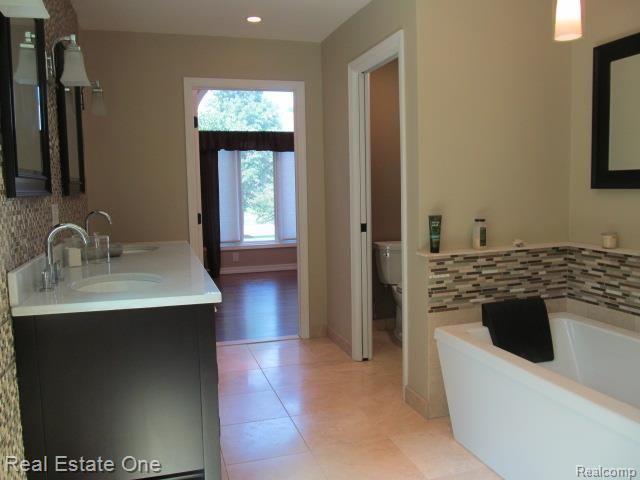 3095 Honor Drive Rochester, MI 48309 - Photo 10 of 30 Honor Drive 018.jpg