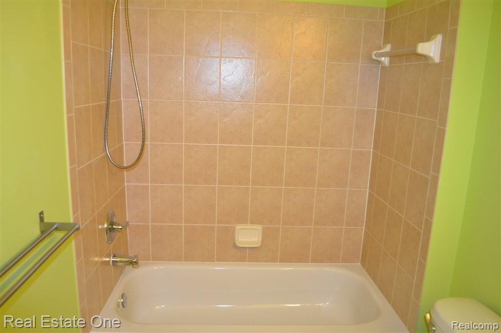 45586 Rathmore Drive, Unit 276 Macomb, MI 48044 - Photo 16 of 25 Master Tub/Shower