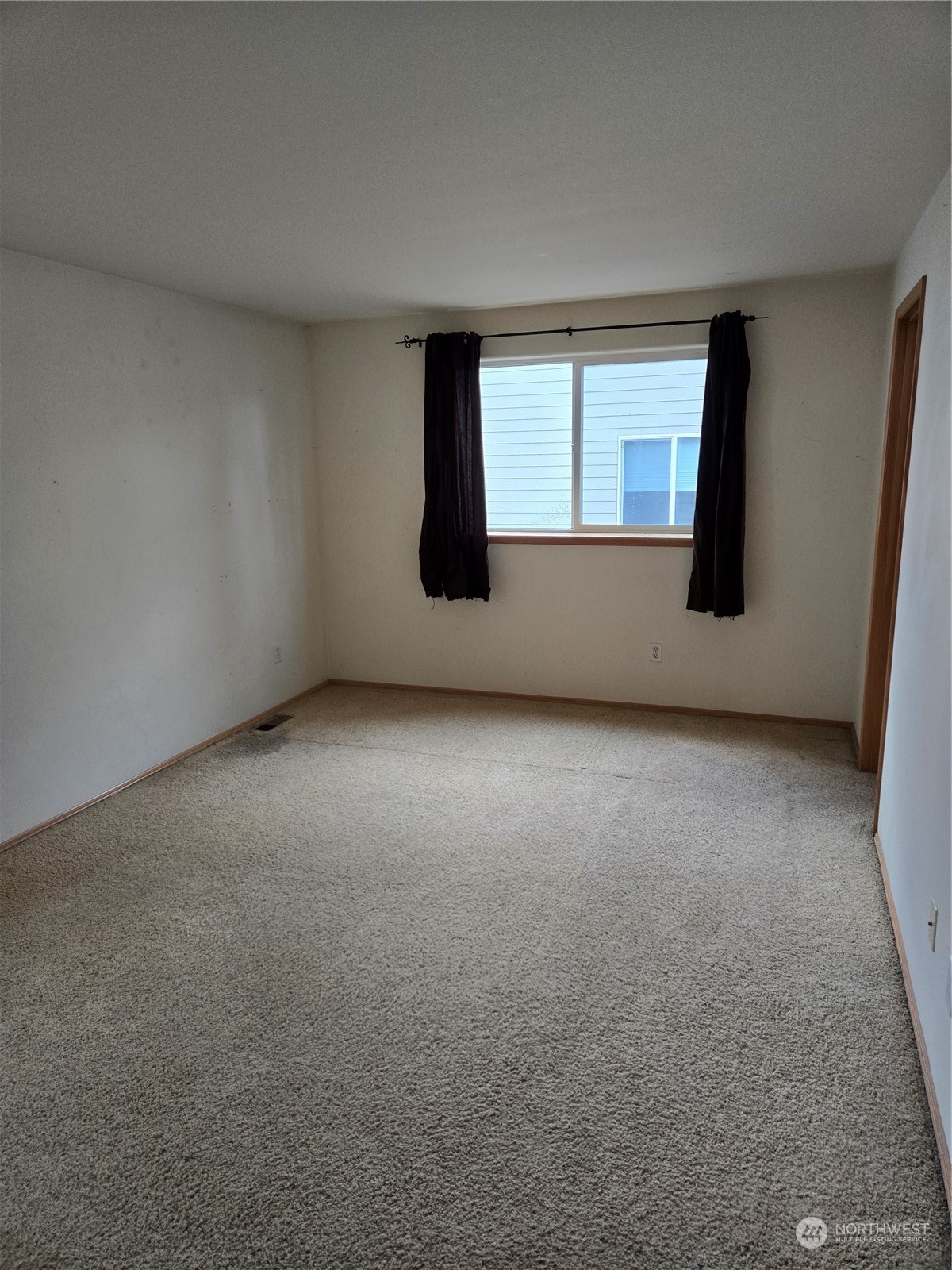 600 Northwest 3rd Court Renton, WA 98057 - Photo 13 of 28 an empty room with windows