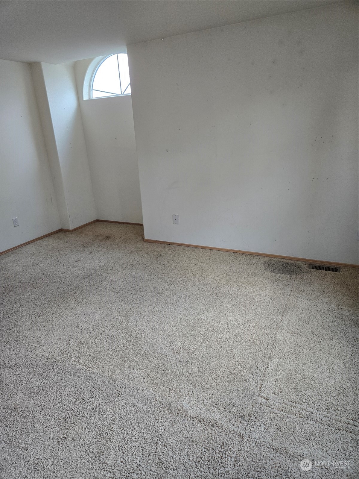 600 Northwest 3rd Court Renton, WA 98057 - Photo 14 of 28 an empty room with windows