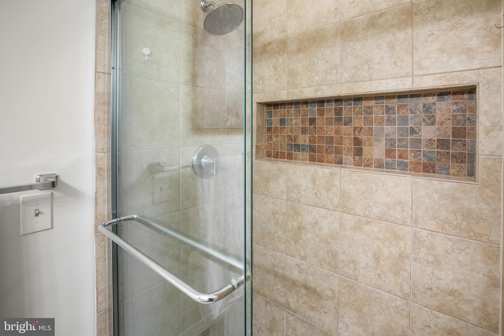 6542 Cypress Point Road Alexandria, VA 22312 - Photo 15 of 31 a bathroom with a bathtub