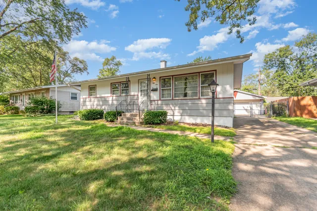 a view of a house with backyard and porch
