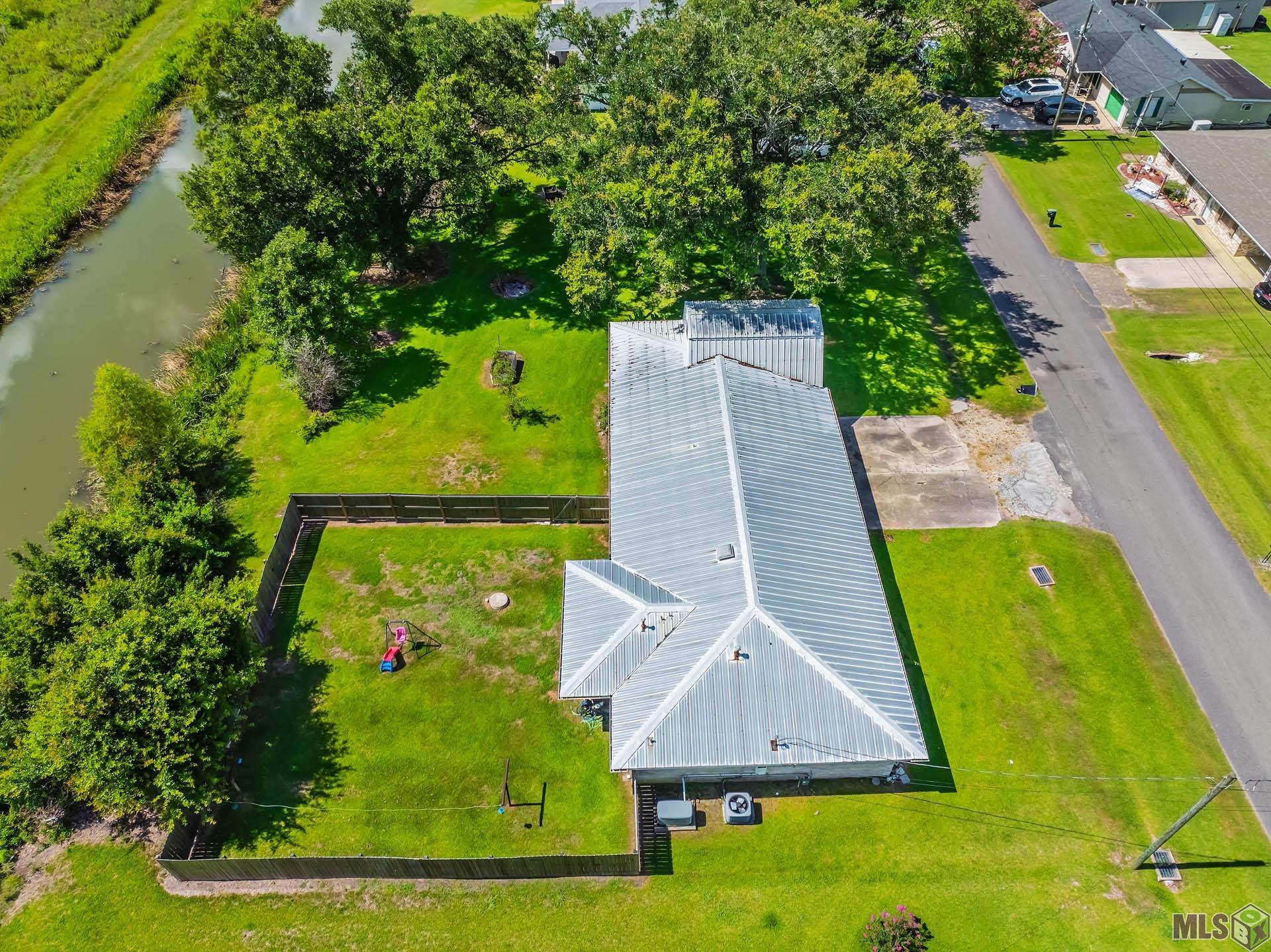 405 4 Point Drive Raceland, LA 70394 - Photo 5 of 17