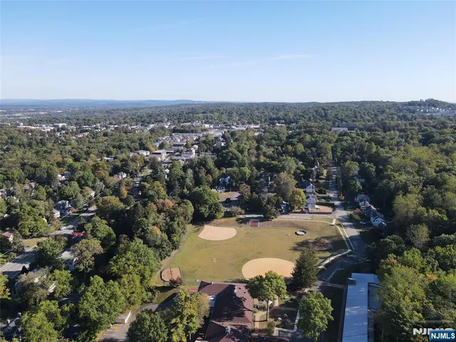 $1,599,000 | 4 Hilltop Way, Essex Fells, NJ 07021