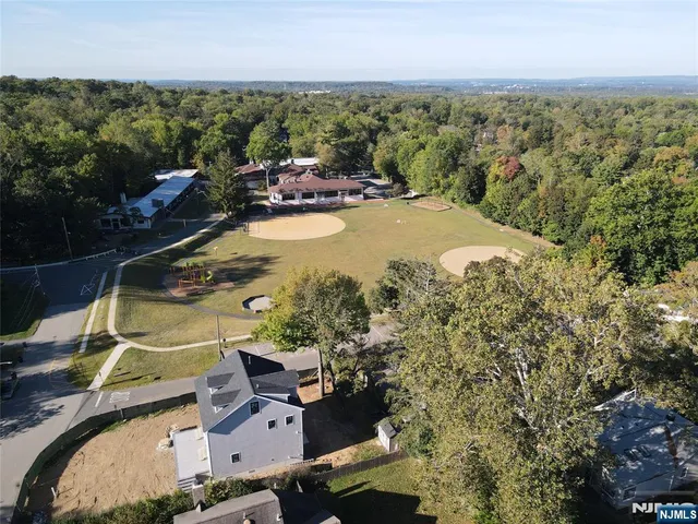 $1,599,000 | 4 Hilltop Way, Essex Fells, NJ 07021