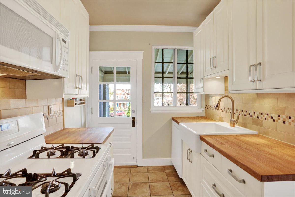 309 Sunset Road Reading, PA 19611 - Photo 9 of 31 a kitchen with a stove a sink and a refrigerator