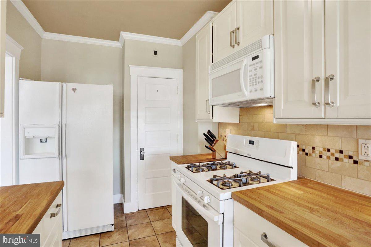 309 Sunset Road Reading, PA 19611 - Photo 10 of 31 a kitchen with stainless steel appliances a stove a refrigerator and cabinets